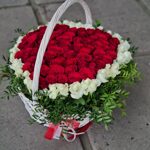Корзина "Сердце" 101 роза красная и белая