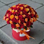 Большая коробка со 101 оранжевой и красной розой