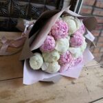 Букет из 15 нежных пионов