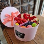 Коробка с цветами , ягодами и макарунами