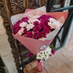 Двойной букетик белых и малиновых хризантем