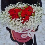 Сердце красное с гипсофилой в шляпной коробке