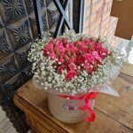 Сердце розовое с гипсофилой в шляпной коробке