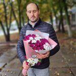 Двойной букетик белых и малиновых хризантем