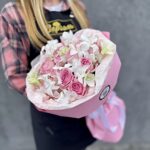 Воздушный букет из белых орхидей и розовых роз