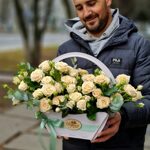 Корзина-ящик с кустовой розой (кремовый)