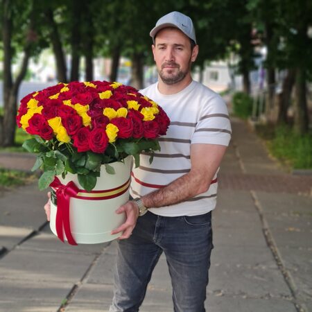 Большая коробка 101 желтая и красная роза