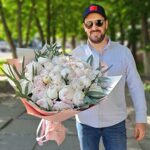 Большой букет из 35 белых пионов