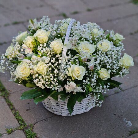 Белая корзина с розами, гипсофилой и альстромерией