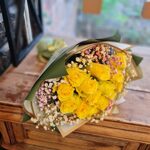 15 желтых роз в окружении гипсофилы