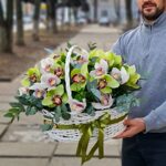 Корзина с белыми и зелеными орхидеями "Кануель"
