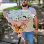 Белые хризантемы и гладиолусы