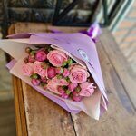 Букет - Розовые розы и малиновая кустовая роза