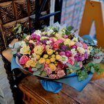Большой бело-сиреневый букет в голубой упаковке