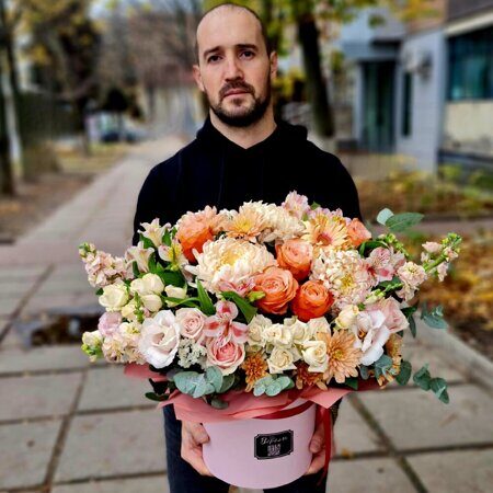 Шляпная коробка с пионовидной розой Кахала