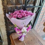 Розовые хризантемы и гладиолусы