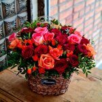 Цветочная корзина "Огонек" с яркими розами