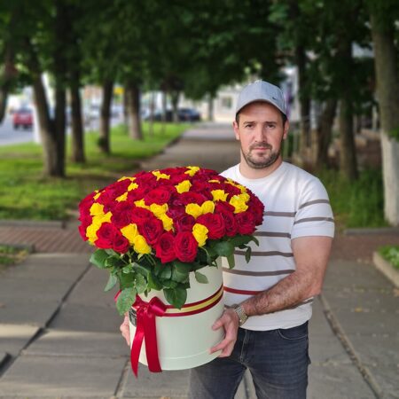 Большая коробка 101 желтая и красная роза