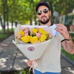 Букет - Желтые розы и розовая кустовая роза