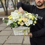 Бело-лимонная корзинка с амариллисами и тыковками