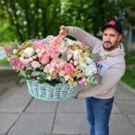 Пышная нежная корзина цветов с пионами