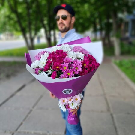Двойной букет цветных ромашек ( 9  розовых и белых хризантем )