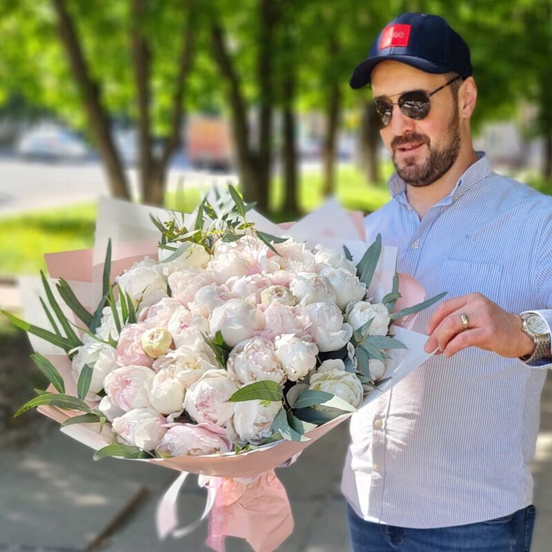 Большой букет из 35 белых пионов