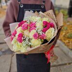 Букет белых роз с розовыми кустовыми розами