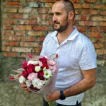 Красно-розовый букет с эустомой и колосками