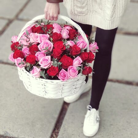 Корзина из красных и розовых роз