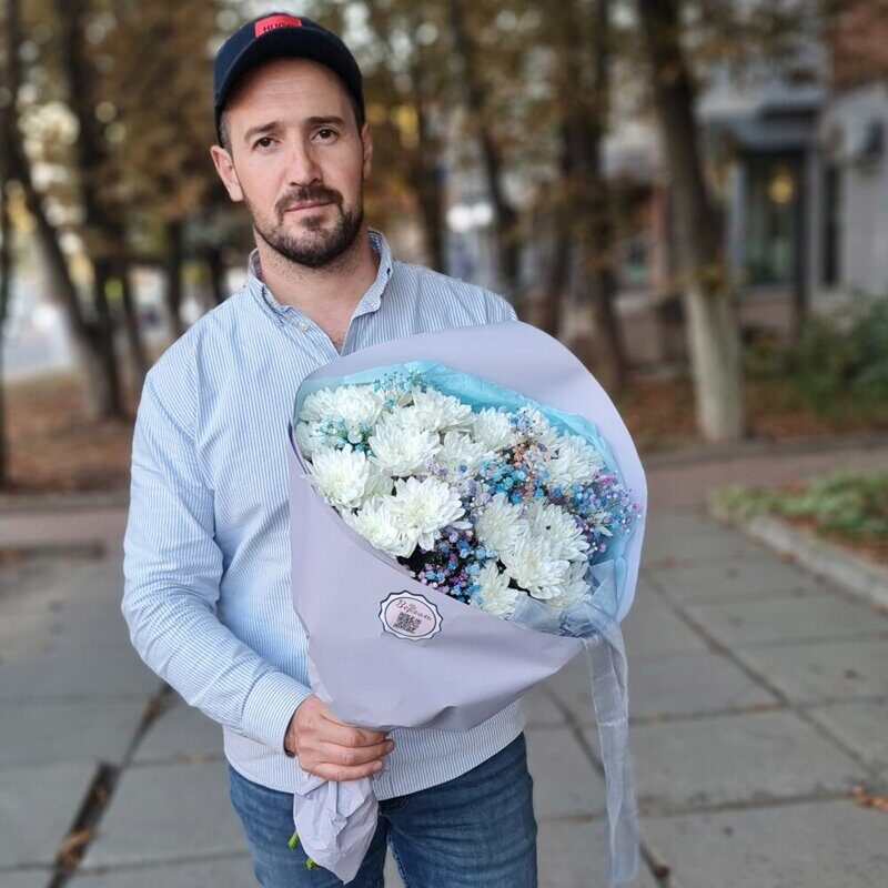 Белая хризантема с радужной гипсофилой