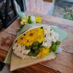 Двойной букетик белых, желтых и зеленых хризантем