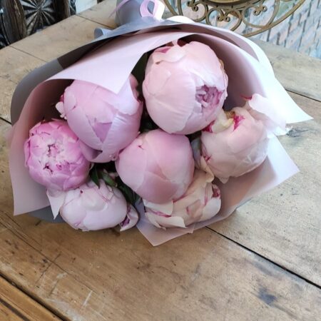 Букет из 7 розовых пионов