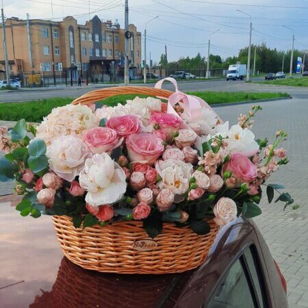 Цветочная корзина "Нежно - розовая" с пионами и гортензиями