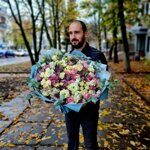 Большой бело-сиреневый букет в голубой упаковке