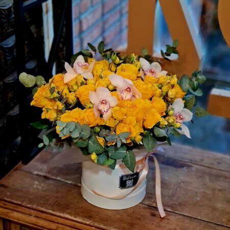 Шляпная коробка с желтыми розами и белыми орхидеями