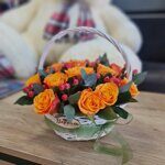 Цветочная корзина с оранжевыми розами и ягодами "Вирджини"