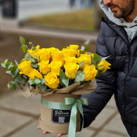 Шляпная коробка с желтыми розами и эвкалиптом