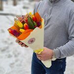 15 ярких тюльпанов с берграссом  и топпером