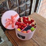 Коробка с цветами , ягодами и макарунами