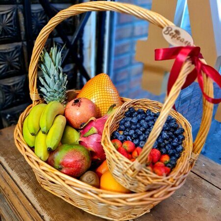 Большая двойная корзина с фруктами и ягодами