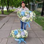 Большая бело-голубая корзина цветов с гортензиями