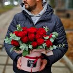 Шляпная коробка с красными розами и эвкалиптом