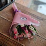 15 нежных тюльпанов с берграссом  и топпером