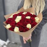 Букет 41 розa красная и белая ( акция)