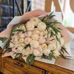 Большой букет из 35 белых пионов