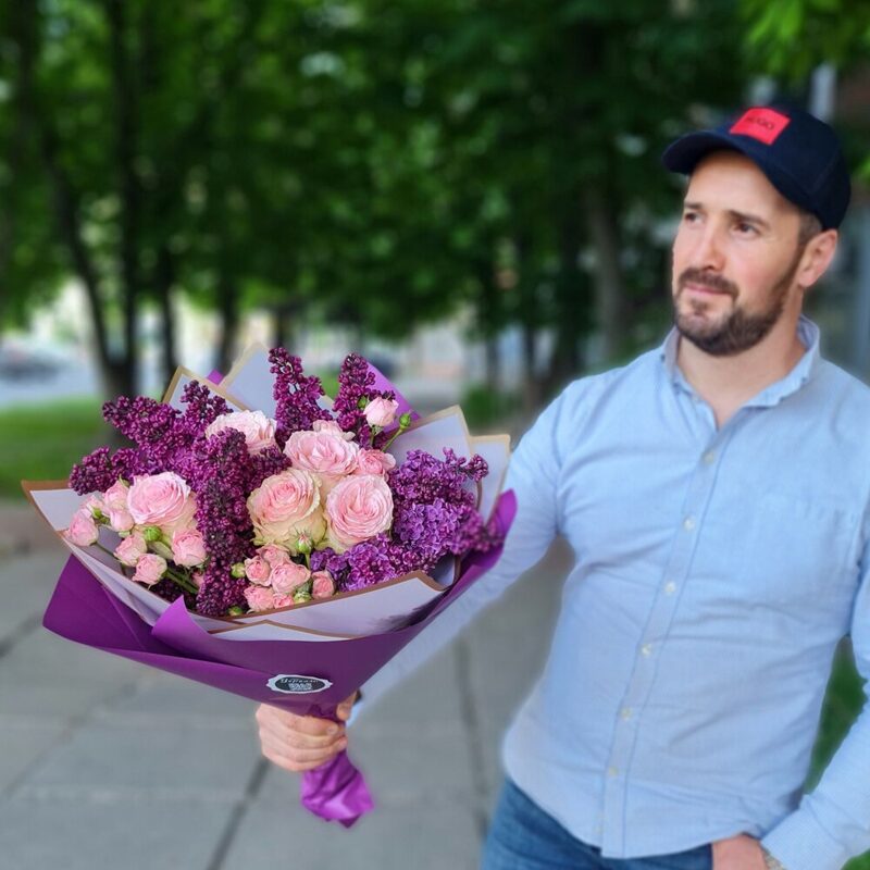Букет Розовые розы и персидская сирень