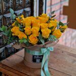 Шляпная коробка с желтыми розами и эвкалиптом