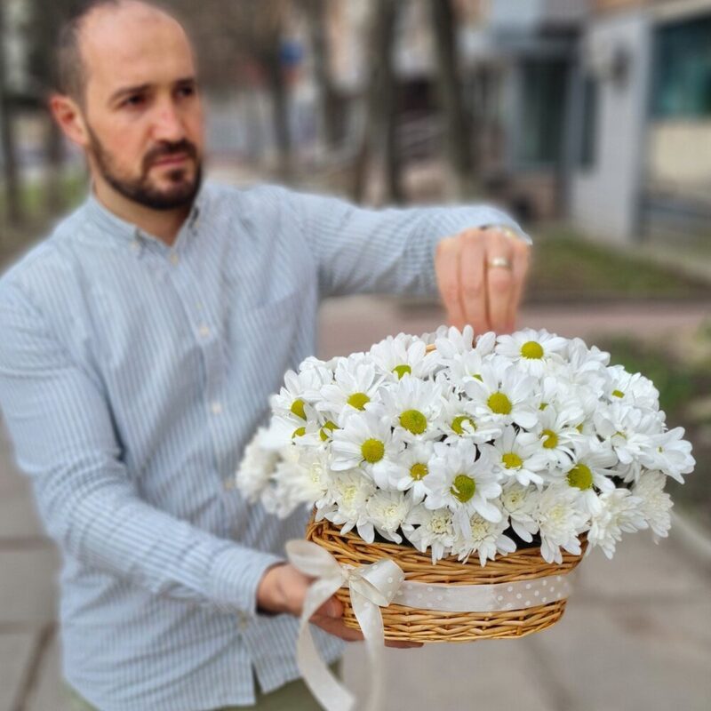Корзина с хризантемами ромашками Шик