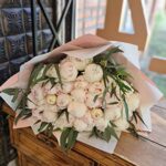 Большой букет из 35 белых пионов